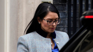 Министърът на вътрешните работи на Великобритания Прити Пател подава оставка