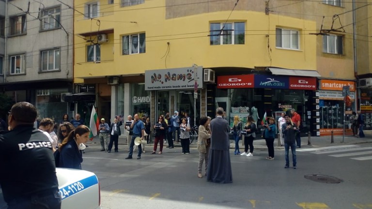 Протестиращи блокираха столичната улица Раковски пред Дома на Европа, видя