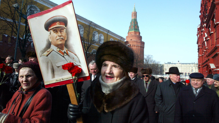 Сталин, който почина на 5 март 1953 г., беше частично
