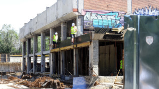 Стена в офис на партерен етаж в жилищна сграда се