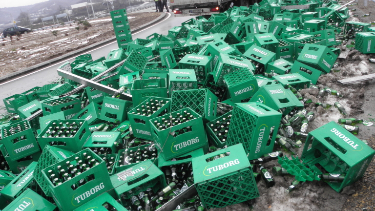 Стотици бутилки с бира блокираха магистрала "Струма" 