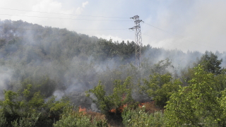 Продължава потушаването на пожара до границата ни с Турция