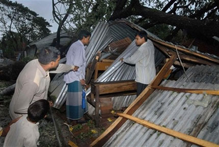 Над 500 са вече жертвите от циклона в Бангладеш 