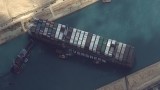 Успяха да помръднат кораба, който блокира Суецкия канал