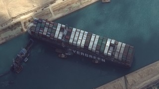 Опит за изместване на заседналия контейнеровоз в Суецкия канал завърши