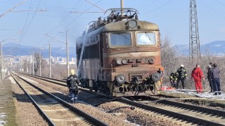 Локомотивът на пътнически влак движещ се по линията Сливен Бургас пламна