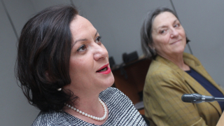 Разиграва се театър на абсурда с язовирите, беснее Василева