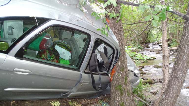 20-годишен шофьор се заби в дърво и загина в Добричко