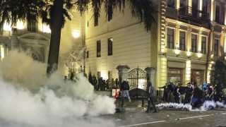 Грузинската полиция използва водни оръдия срещу протестиращите