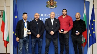 Министърът на младежта и спорта Красен Кралев връчи почетни медали