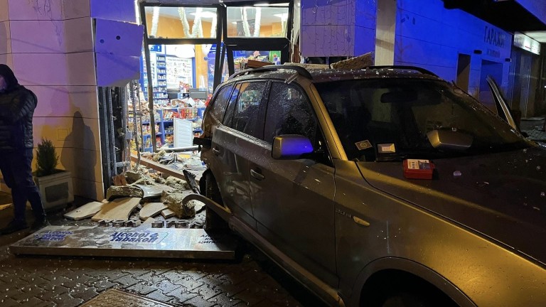 Американец нахълта с колата си в магазин в София и рани двама