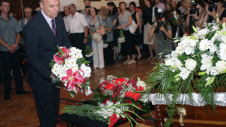 Стотици чакат в жегата да се простят с акад. Додунеков