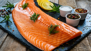 Сьомга на скара с гарнитура от гъби и леща