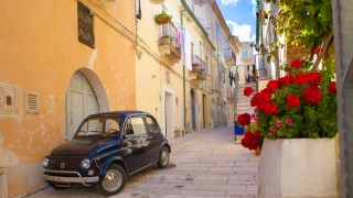 Всеки мечтае да обиколи на Vespa или във Fiat 500