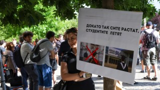 Студенти се събраха тази сутрин пред сградата на Народното събрание