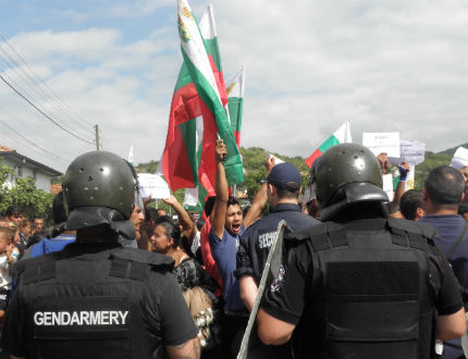 Циганите от Гърмен блокираха временно пътя