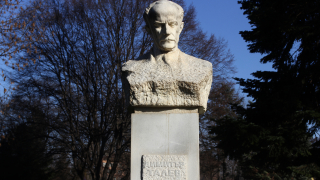 Камъни полетяха срещу дома на писателя Димитър Талев в софийското