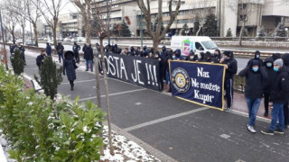 Фенове на Босна протестират срещу Петев при представянето му