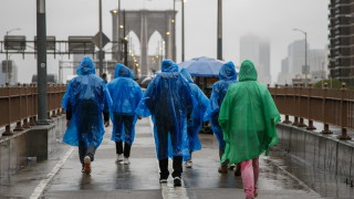 Проливен дъжд връхлетя Ню Йорк в петък като блокира транспорта