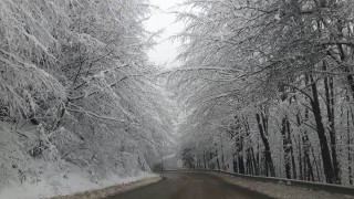 Заледявания по пътищата, на Шипка има мъгла