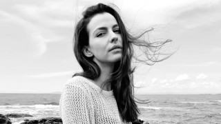 С харизмата и чувството си за хумор не е никаква