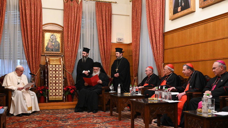 Възрастен гръцки православен свещеник изкрещя Папа, ти си еретик, докато