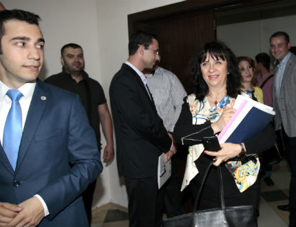 Властта се чуди на безделието на младежите, изливала милиони в тях