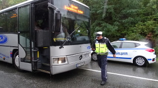 Междуградски автобус и лек автомобил се удариха край Благоевград съобщава