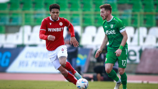 Брадли де Нойер ще продължи да е в немилост и