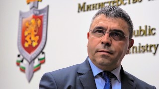 Полицаите вчера пред Народния театър са имали една по важна задача