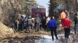 Влакът Септември - Добринище е ударен от скали