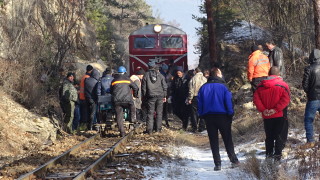 Влакът Септември - Добринище е ударен от скали