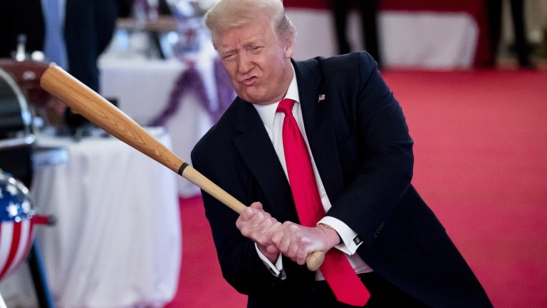 Президентът на САЩ Доналд Тръмп показа умения с бейзболна бухалка,