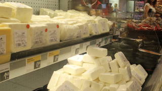 Търсенето на млечните продукти в света остава слабо, запасите растат