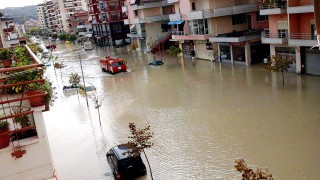Поройни дъждове и наводнения парализираха Албания, има жертви