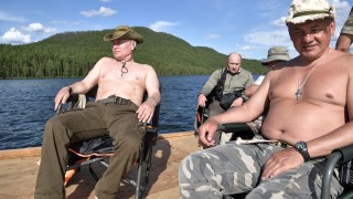 Руският лидер Владимир Путин повече от два часа преследва голяма щука