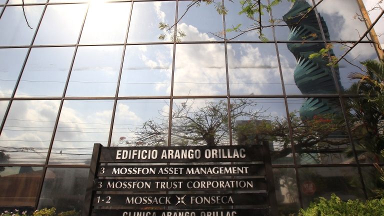 Панамски следователи откриха пакети с унищожени документи в офис на Mossack Fonseca