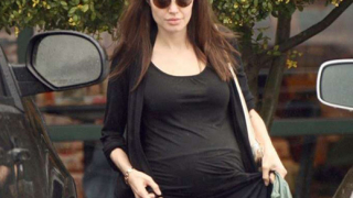Анджелина Джоли ще роди момиченца