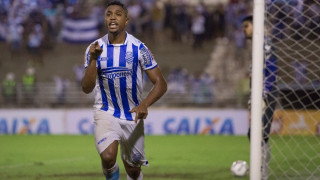 Мичел Дъглас прилича на Каранга тъй като пресира много упорито