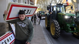 В неделя колони от земеделски стопани тръгнаха да блокират пътищата