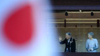 Десетки хиляди хора се събраха в Токио за последното новогодишно