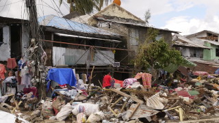 Най малко 375 са загиналите след мощна буря ударила Филипините съобщава