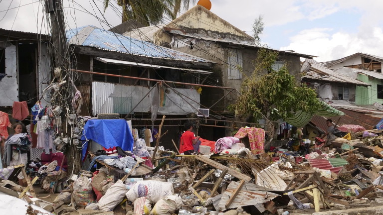 Най-малко 375 са загиналите след мощна буря, ударила Филипините, съобщава
