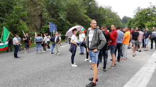 Животновъди от Калофер блокираха Подбалканския път София Бургас съобщи