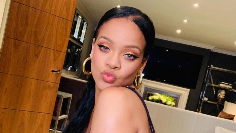 Риана само по сутиен