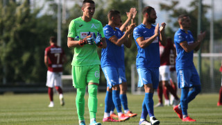 В момента Левски разполага с един вратар който има договор