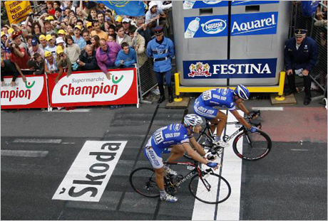 Полицията издирва младежи, стреляли по състезатели на Тур дьо Франс 