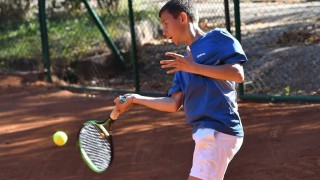 Един от най големите таланти в родния тенис Илиян Радулов подписа