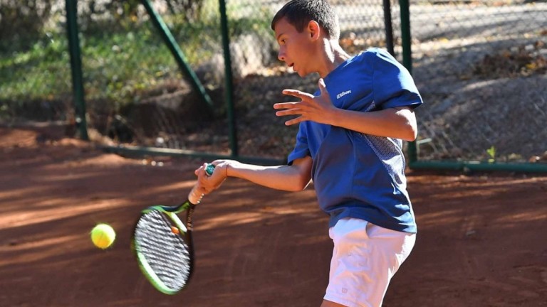Един от най-големите таланти в родния тенис Илиян Радулов подписа