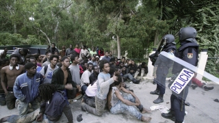 Стотици мигранти щурмуваха Сеута в опит да достигнат Европа